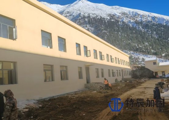 八宿县然乌镇营房梁体碳纤维布加固施工现场照片1