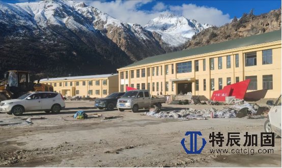八宿县然乌镇营房梁体碳纤维布加固施工现场照片2