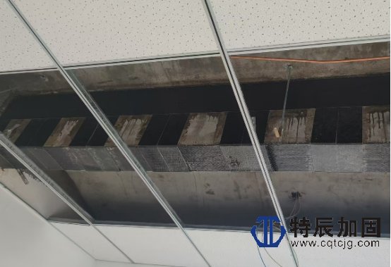 八宿县然乌镇营房梁体碳纤维布加固施工现场照片5