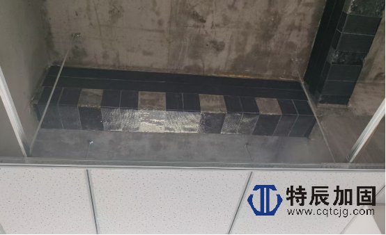 八宿县然乌镇营房梁体碳纤维布加固施工现场照片6