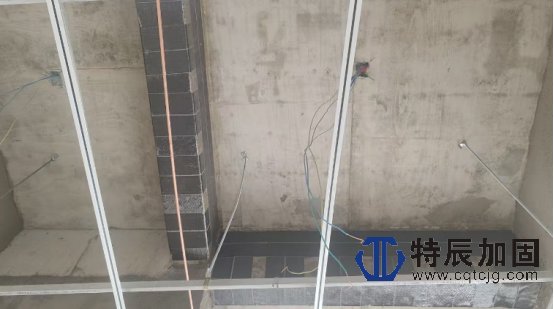 八宿县然乌镇营房梁体碳纤维布加固施工现场照片7