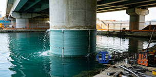 桥梁水下玻纤套筒加固施工现场图.png